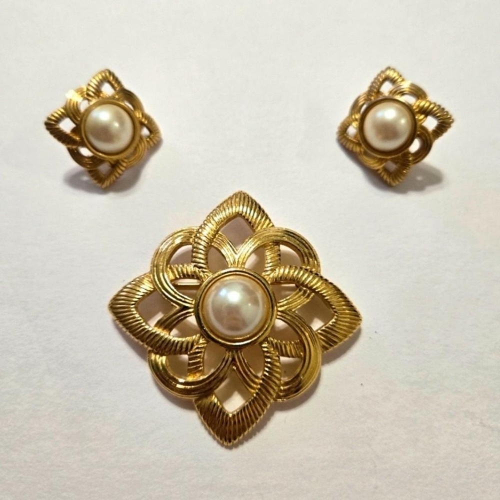 Gold Tone Faux Pearl Celtic Knot Brooch/Pin & Earring Set